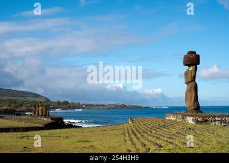 AHU Ko Te Riku, der einzige vollständige Moai auf der Osterinsel, mit Ahu Vai ure im Hintergrund, auf der Osterinsel. Stockfoto