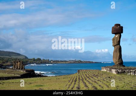 AHU Ko Te Riku, der einzige vollständige Moai auf der Osterinsel, mit Ahu Vai ure im Hintergrund, auf der Osterinsel. Stockfoto