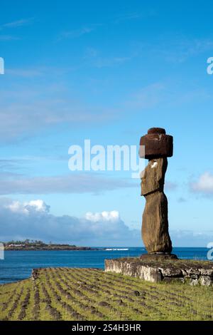 AHU Ko Te Riku in der Nähe von Hanga Roa ist der einzige vollständige Moai auf der Osterinsel, mit einem Pukao (Topknot) und Augen. Stockfoto