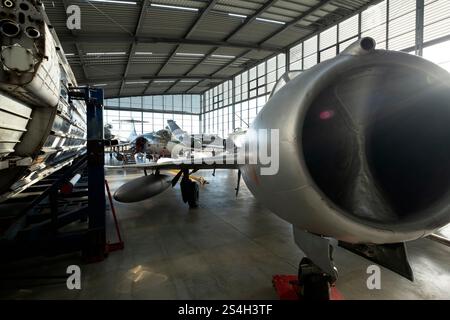 Mikojan-Gurewitsch MiG-15 UTI und einige andere Militärjets im Flugmuseum Schleissheim bei München Stockfoto