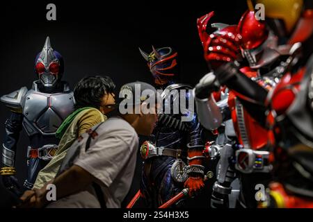 Ein Fan der Kamen-Rider-Serie macht ein Foto mit der Nachbildung des Kamen-Riders während der Ausstellung zum 50. Jahrestag des Kamen-Riders in Kuala Lumpur, Malaysia, am 12. Januar 2025. Die Ausstellung feiert die legendäre japanische Superheldenreihe, die Fans seit Generationen in ihren Bann zieht. Über 50 lebensgroße Nachbildungen von Kamen Riders und Requisiten aus den Showa-, Heisei- und Reiwa-Zeiten erwecken die Kamen Rider-Charaktere durch Originalkostüme, ikonische Requisiten und reproduzierte Manga-Panels zum Leben. (Foto: Hari Anggara/NurPhoto) Stockfoto