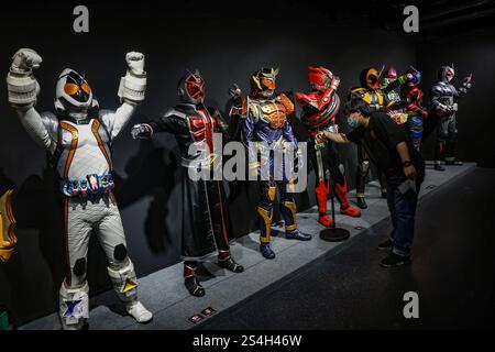 Ein Fan der Kamen-Rider-Serie macht ein Foto mit der Nachbildung des Kamen-Riders während der Ausstellung zum 50. Jahrestag des Kamen-Riders in Kuala Lumpur, Malaysia, am 12. Januar 2025. Die Ausstellung feiert die legendäre japanische Superheldenreihe, die Fans seit Generationen in ihren Bann zieht. Über 50 lebensgroße Nachbildungen von Kamen Riders und Requisiten aus den Showa-, Heisei- und Reiwa-Zeiten erwecken die Kamen Rider-Charaktere durch Originalkostüme, ikonische Requisiten und reproduzierte Manga-Panels zum Leben. (Foto: Hari Anggara/NurPhoto) Stockfoto