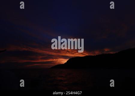 Die Berge werden durch den Sonnenuntergang in der Nähe der Bucht von Cacaluta, Teil des Huatulco National Reserve, in Santa Maria Huatulco gesehen. Der Huatulco-Nationalpark ist ein staatlich geschütztes Naturgebiet mit vorrangigen Ökosystemen, die für die mexikanische Artenvielfalt repräsentativ sind. Am 11. Januar 2025 in Huatulco, Mexiko. (Kreditbild: © Carlos Santiago/eyepix via ZUMA Press Wire) NUR REDAKTIONELLE VERWENDUNG! Nicht für kommerzielle ZWECKE! Stockfoto