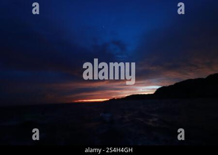 Die Berge werden durch den Sonnenuntergang in der Nähe der Bucht von Cacaluta, Teil des Huatulco National Reserve, in Santa Maria Huatulco gesehen. Der Huatulco-Nationalpark ist ein staatlich geschütztes Naturgebiet mit vorrangigen Ökosystemen, die für die mexikanische Artenvielfalt repräsentativ sind. Am 11. Januar 2025 in Huatulco, Mexiko. (Kreditbild: © Carlos Santiago/eyepix via ZUMA Press Wire) NUR REDAKTIONELLE VERWENDUNG! Nicht für kommerzielle ZWECKE! Stockfoto