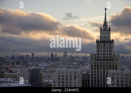Blick auf die Stadt bei Sonnenuntergang mit Türmen Wolkenkratzern Hochhäusern von Moskau: 2 der Stalinistischen Sieben Schwestern + Kranye Holmy und andere Türme im Hintergrund Stockfoto