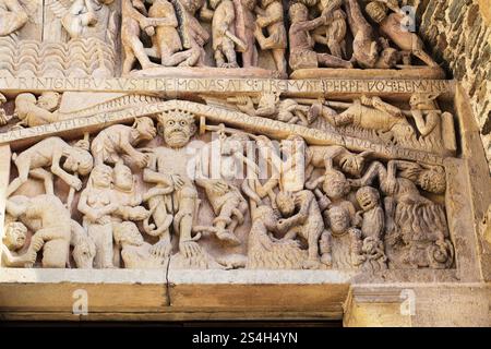 Steinreliefs zeigen detaillierte Figuren und Ereignisse aus der Geschichte und bieten einen Einblick in die Kunst von Conques, Frankreich. Stockfoto