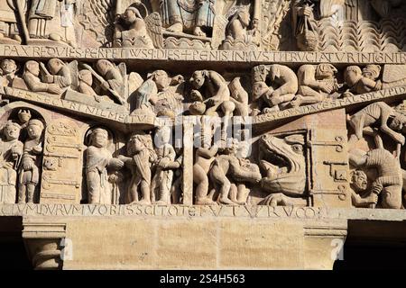 Steinreliefs zeigen detaillierte Figuren und Ereignisse aus der Geschichte und bieten einen Einblick in die Kunst von Conques, Frankreich. Stockfoto