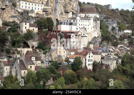 Rocamadour bietet atemberaubende Architektur an den Klippen inmitten von üppigem Grün und dramatischem Himmel, reich an Geschichte. Stockfoto