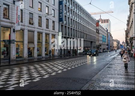 Rue Royale oder Koningsstraat mit Traway-Gleisen, Philantropy House und Le Soir, Stadtzentrum von Brüssel, Belgien, 9. Januar 2025 Stockfoto