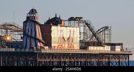 Brighton UK 12. Januar 2025 - am späten Nachmittag erleuchtet die Sonne am Brighton Palace Pier in der Abenddämmerung nach einem Sonnentag an der Südküste: Credit Simon Dack / Alamy Live News Stockfoto