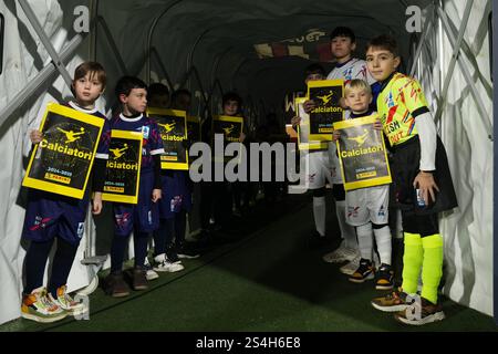 Bologna, Italien. Januar 2025. Kinder mit Panini Album während des Spiels Serie A Enilive 2024/2025 zwischen Bologna und Roma - Serie A Enilive im Renato Dall'Ara Stadion - Sport, Fußball - Bologna, Italien - Sonntag, 12. Januar 2025 (Foto: Massimo Paolone/LaPresse) Credit: LaPresse/Alamy Live News Stockfoto