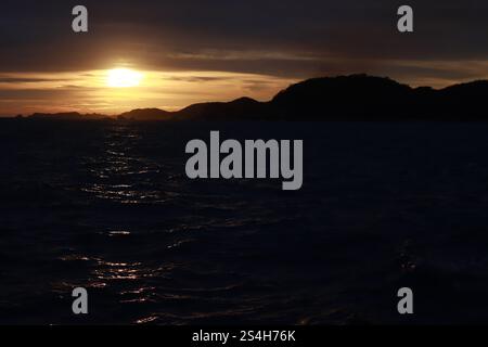 Huatulco, Mexiko. Januar 2025. Die Berge werden durch den Sonnenuntergang in der Nähe der Bucht von Cacaluta, Teil des Huatulco National Reserve, in Santa Maria Huatulco gesehen. Der Huatulco-Nationalpark ist ein staatlich geschütztes Naturgebiet mit vorrangigen Ökosystemen, die für die mexikanische Artenvielfalt repräsentativ sind. Am 11. Januar 2025 in Huatulco, Mexiko. (Foto: Carlos Santiago/Eyepix Group/SIPA USA) Credit: SIPA USA/Alamy Live News Stockfoto