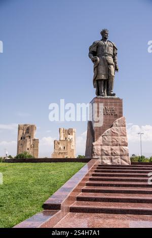 Statue von Amir Temur und im Hintergrund die Ruinen des Ak-Saray Palastes in Shahrisabz in der Provinz Samarkand Stockfoto