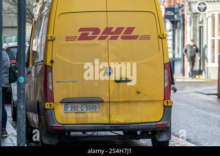 DHL-Lieferwagen liefern in Clonakilty, West Cork, Irland. Stockfoto