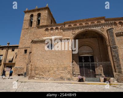 Hauptfassade der Kirche 'Nuestra Señora de la Muela' aus dem 15. Jahrhundert auf dem Hauptplatz von Monteagudo de las Vicarias. Stockfoto