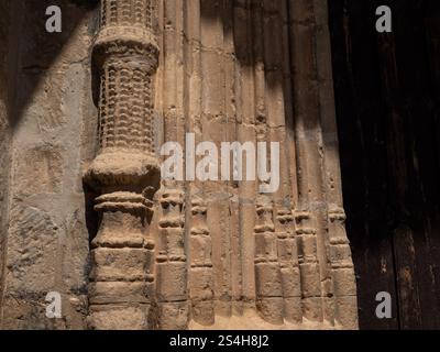 Detail des Eingangs der Kirche 'Nuestra Señora de la Muela' auf dem Hauptplatz von Monteagudo de las Vicarias. Stockfoto