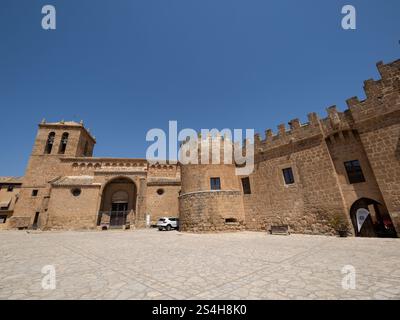 Hauptplatz von Monteagudo de las Vicarias mit der Kirche Nuestra Señora de la Muela und der mittelalterlichen Burg des Hurtado de Mendoza. Stockfoto