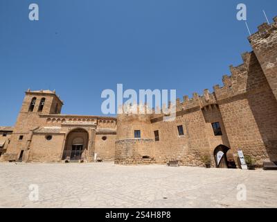Eintritt zum Schloss des Hurtado de Mendoza und der Kirche „Nuestra Señora de la Muela“ in Monteagudo de las Vicarias. Stockfoto