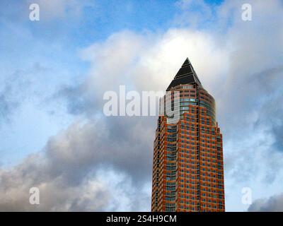 Frankfurt Deutschland. Moderne Architektur eines Hochhauses in Frankfurt. Messeturm Stockfoto