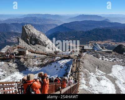 Touristen besuchen und genießen den Gipfel des Jade Dragon Snow Mountain, das berühmte Touristenziel in Lijiang, Yunnan, China Stockfoto