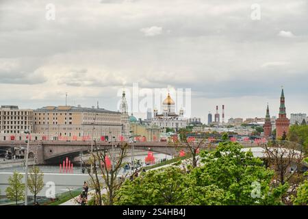 Moskau, Russland 08. Mai 2023.Panorama Moskau mit Blick auf die Kathedrale Christus Erlöser, Kreml, Brücken und Stadtlandschaften bei bewölktem Wetter. Stockfoto