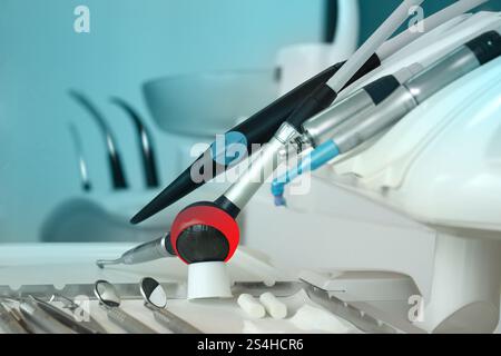 Zahnchirurgische Instrumente zur Behandlung während der Prophylaxe und Prophylaxe gesunder Zähne in der zahnärztlichen Praxis. Stockfoto