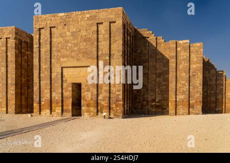 Massive Kalksteinmauer, die die gesamte Nekropole und Stufenpyramide für Djoser in Sakkara, Ägypten umschließt Stockfoto