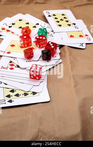 Ein Stapel Pokerkarten verteilt auf einem Tisch und einen Stapel Würfel. Stockfoto