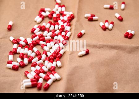 Rote und weiße Apothekenkapseln. Stockfoto