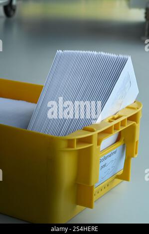 Postfach mit Briefversand sortiert nach Postleitzahl für die Zustellung und Portooptimierung beim Senden von Postsendungen. Kuvertiermaschine Postbriefdruck Produktion. Stockfoto