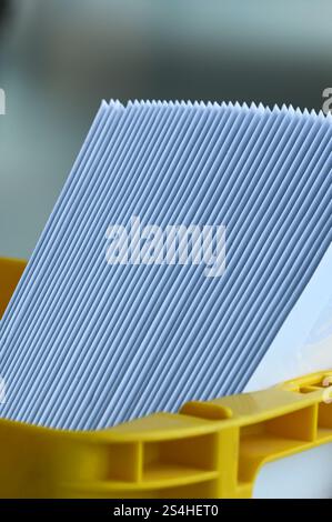 Postfach mit Briefversand sortiert nach Postleitzahl für die Zustellung und Portooptimierung beim Senden von Postsendungen. Kuvertiermaschine Postbriefdruck Produktion. Stockfoto