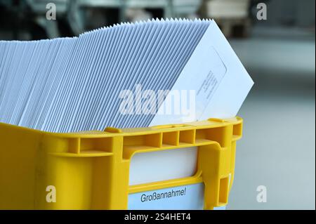 Postfach mit Briefversand sortiert nach Postleitzahl für die Zustellung und Portooptimierung beim Senden von Postsendungen. Kuvertiermaschine Postbriefdruck Produktion. Stockfoto