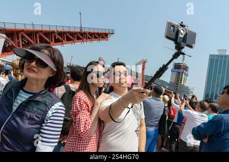 Busan, Südkorea - 28. Mai 2017: Menschen machen Selfies vor der erhöhten Yeongdo-Brücke. Stockfoto