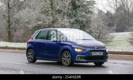 Milton Keynes, Großbritannien - 12. Januar 2025: 2017 Dieselmotor Citroen C4 Picasso Auto fährt an einem kalten, frostigen Morgen Stockfoto