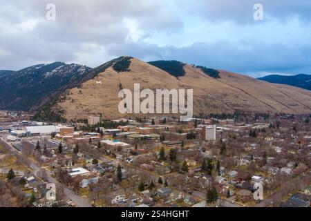 Drohnenaufnahme von Downtown Missoula, Montana, nahe Weihnachten Stockfoto
