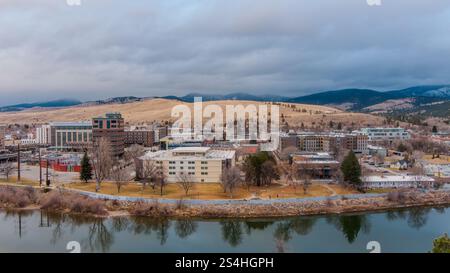 Drohnenaufnahme von Downtown Missoula, Montana, nahe Weihnachten Stockfoto
