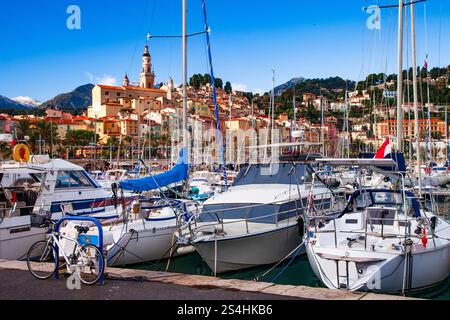 Mentone - charmanter Küstenort an der französischen riviera. Blick auf das Meer mit Segelbooten und farbenfrohen Häusern. Cote d'azure, Alpes-maritimes, Frankreich Stockfoto