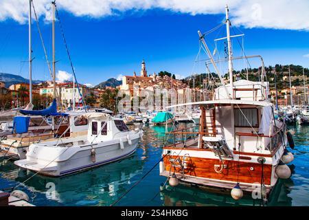 Mentone - charmanter Küstenort an der französischen riviera. Blick auf das Meer mit Segelbooten und farbenfrohen Häusern. Cote d'azure, Alpes-maritimes, Frankreich Stockfoto