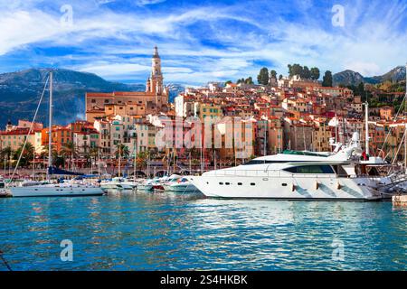 Mentone - wunderschöner Küstenort an der französischen riviera. Blick auf das Meer mit Segelbooten, Yachten und farbenfrohen Häusern. Cote d'azure, Alpes-maritimes, Stockfoto
