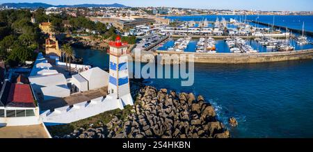 Portugal Reisen und Sehenswürdigkeiten. Cascais wunderschöne Küstenstadt mit malerischem Santa Marta Leuchtturm und Museum. Beliebtes Touristenziel von Lissabon Stockfoto