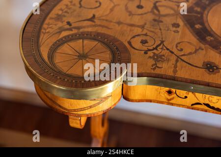 Ein leerer, antiker Tisch mit Holzeinlage, Nahaufnahme mit selektivem Soft Stockfoto