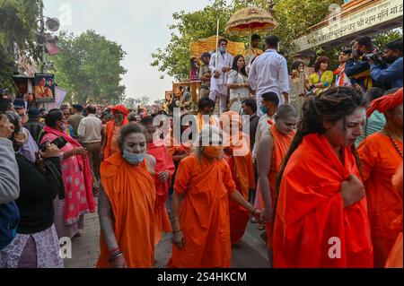 Haridwar, Uttarakhand, Indien - 15. April 2021 : Hinduinnen, Sannyasins, gehen für Shahi Snaan auf dem heiligen Fluss ganges in Kumbhmela. Stockfoto