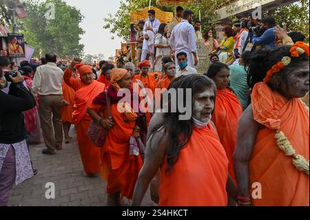 Haridwar, Uttarakhand, Indien - 15. April 2021 : Hinduinnen, Sannyasins, gehen für Shahi Snaan auf dem heiligen Fluss ganges in Kumbhmela. Stockfoto