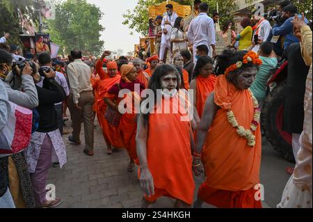 Haridwar, Uttarakhand, Indien - 15. April 2021 : Hinduinnen, Sannyasins, gehen für Shahi Snaan auf dem heiligen Fluss ganges in Kumbhmela. Stockfoto
