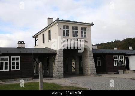 Blick auf das Haupttor des ehemaligen Konzentrationslagers Gross-Rosen. Über dem Tor befindet sich die Inschrift Arbeit macht frei. Stockfoto