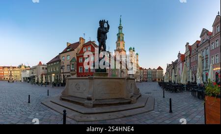 Ein Bild des alten Marktplatzes von Posen bei Sonnenaufgang mit dem Rathaus, den Kaufmannshäusern und dem Apollo-Brunnen. Stockfoto