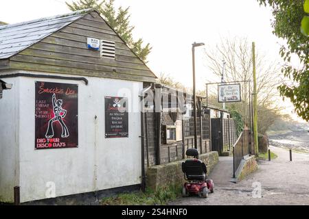 Das Smugglers Inn ist ein privater Trinkclub im historischen Dorf Hullbridge in Essex am Fluss Crouch Stockfoto