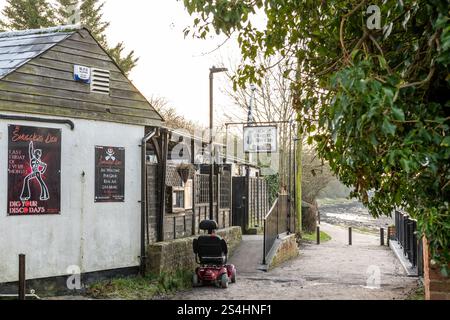 Das Smugglers Inn ist ein privater Trinkclub im historischen Dorf Hullbridge in Essex am Fluss Crouch Stockfoto