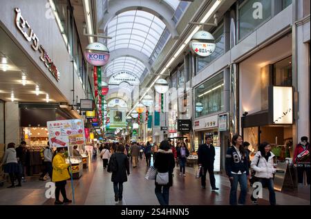 Die Motomachi-Einkaufspassage ist ein beliebtes überdachtes Einkaufszentrum in der Innenstadt von Kobe, Hyogo, Japan Stockfoto