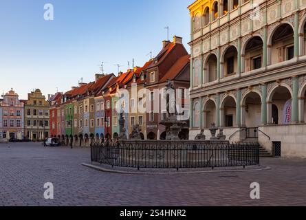 Ein Bild des alten Marktplatzes von Posen bei Sonnenaufgang, mit dem Proserpin-Brunnen und den farbenfrohen Kaufmannshäusern. Stockfoto